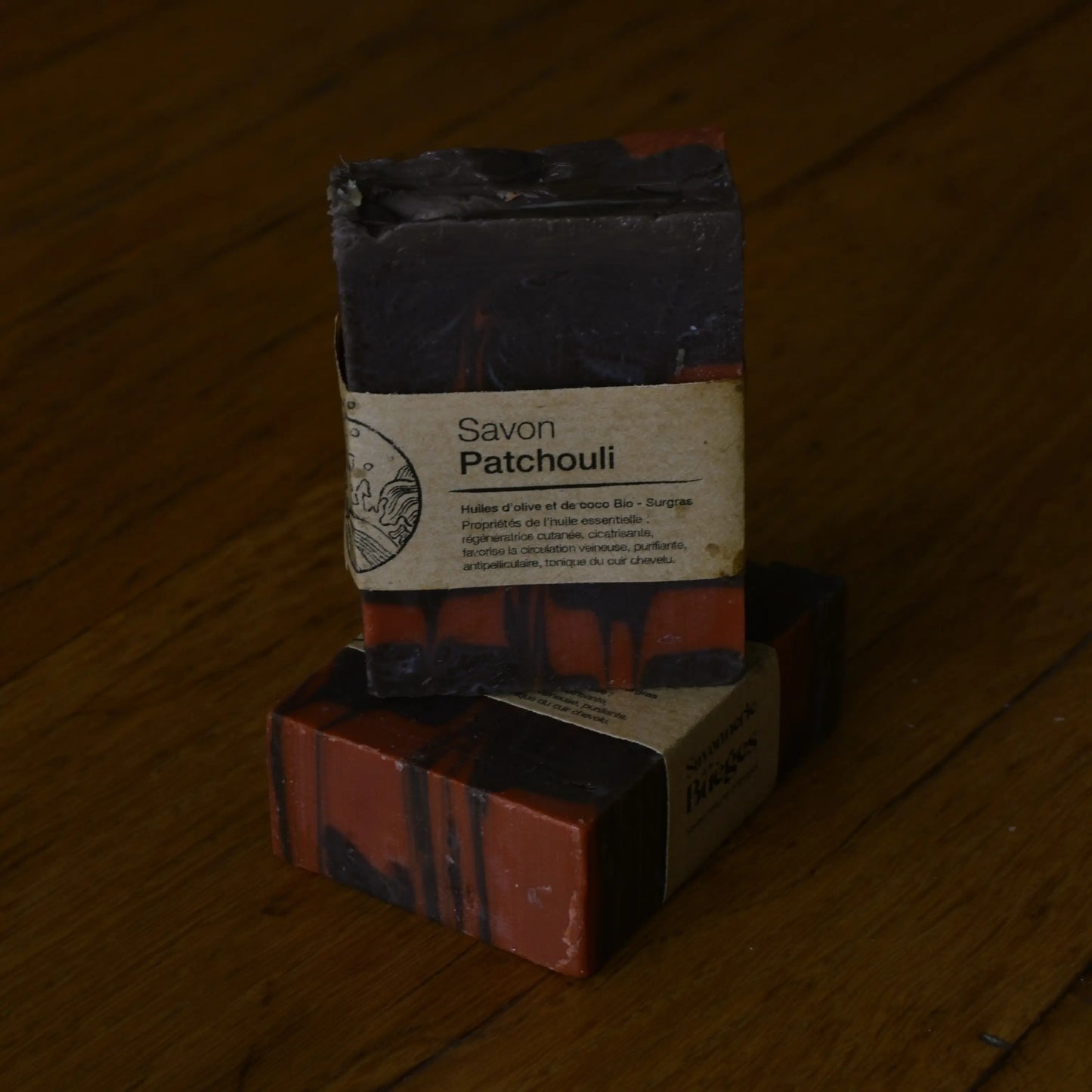 Image de savon au patchouli | Le sens des choses, boutique en ligne de produits artisanaux, naturels et écoresponsables, fabriqués en France ou en Europe : savons artisanaux, bougies parfumées, accessoires zéro déchet.