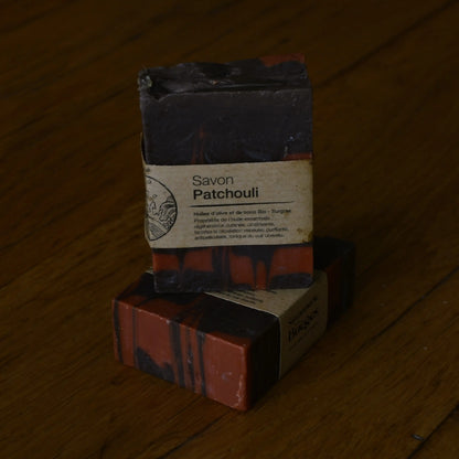 Image de savon au patchouli | Le sens des choses, boutique en ligne de produits artisanaux, naturels et écoresponsables, fabriqués en France ou en Europe : savons artisanaux, bougies parfumées, accessoires zéro déchet.
