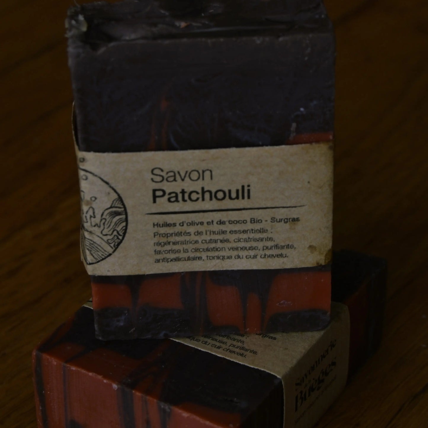 Image de savon au patchouli | Le sens des choses, boutique en ligne de produits artisanaux, naturels et écoresponsables, fabriqués en France ou en Europe : savons artisanaux, bougies parfumées, accessoires zéro déchet.