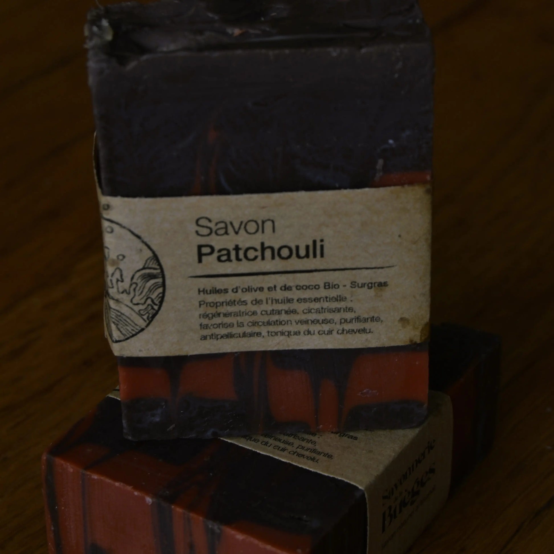 Image de savon au patchouli | Le sens des choses, boutique en ligne de produits artisanaux, naturels et écoresponsables, fabriqués en France ou en Europe : savons artisanaux, bougies parfumées, accessoires zéro déchet.