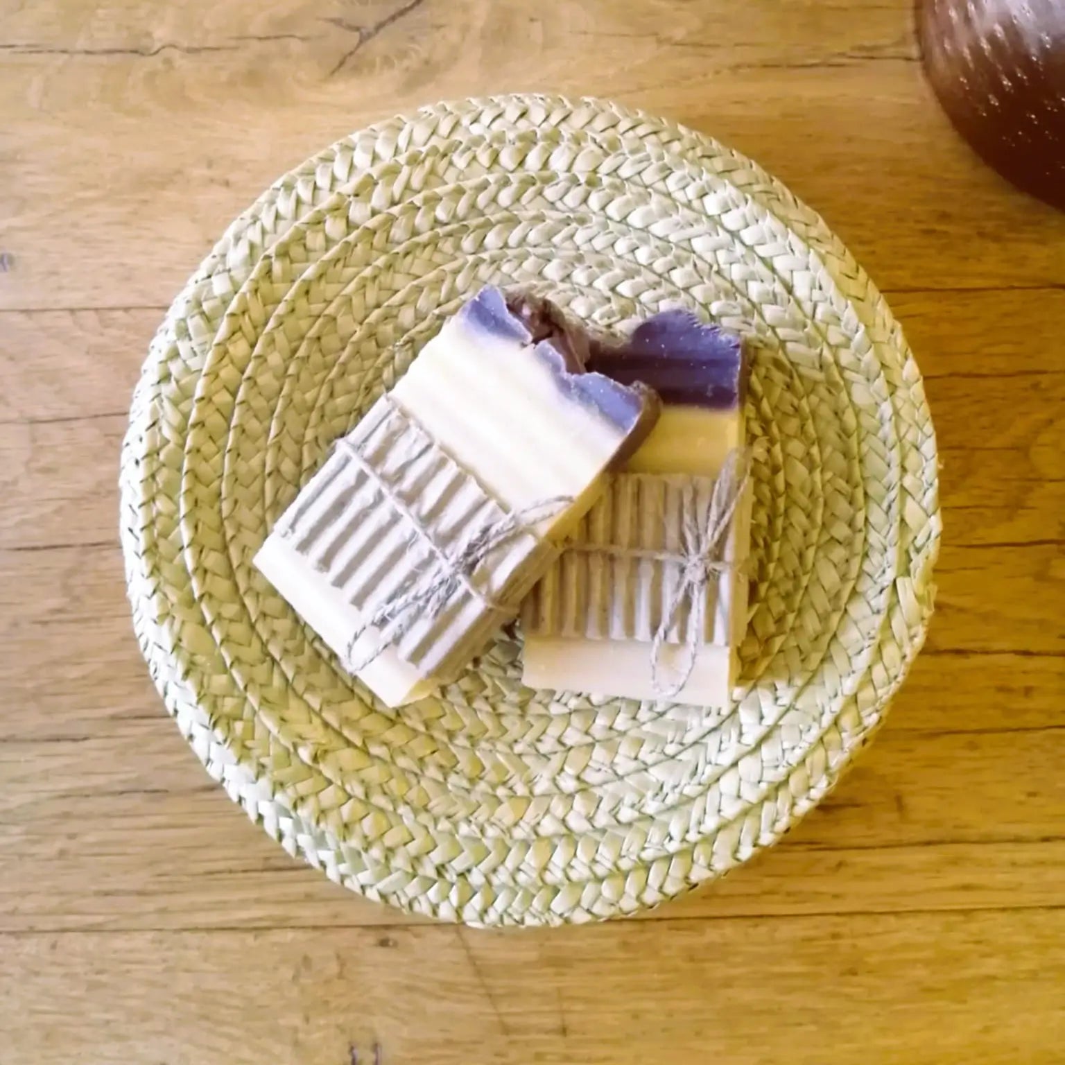 savon au soufre — purifiant & antibactérien | Le sens des choses, boutique en ligne de produits artisanaux, naturels et écoresponsables fabriqués en France ou en Europe.