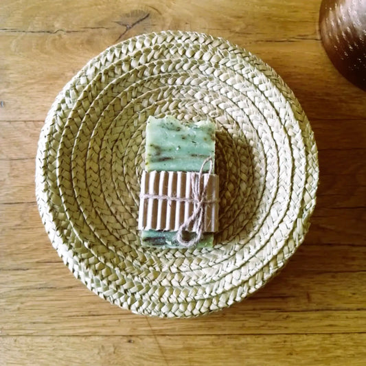 savon au thé vert et à l'arbre à thé — antioxydant et purifiant | Le sens des choses, boutique en ligne de produits artisanaux, naturels et écoresponsables fabriqués en France ou en Europe.