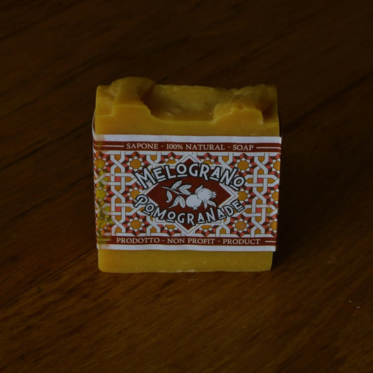 Image de savon à l'huile de pépins de grenade | Le sens des choses, boutique en ligne de produits artisanaux, naturels et écoresponsables, fabriqués en France ou en Europe : savons artisanaux, bougies parfumées, accessoires zéro déchet.