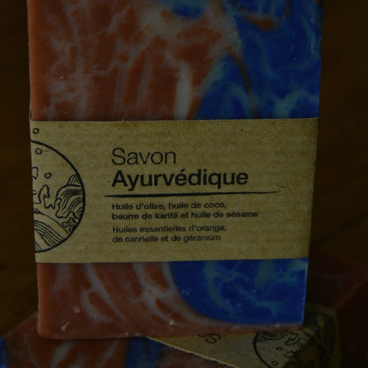 Image de savon ayurvédique orange, cannelle, géranium, beurre de karité et huile de sésame | Le sens des choses, boutique en ligne de produits artisanaux, naturels et écoresponsables, fabriqués en France ou en Europe : savons artisanaux, bougies parfumées, accessoires zéro déchet.