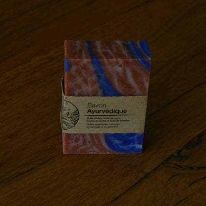 Image de savon ayurvédique orange, cannelle, géranium, beurre de karité et huile de sésame | Le sens des choses, boutique en ligne de produits artisanaux, naturels et écoresponsables, fabriqués en France ou en Europe : savons artisanaux, bougies parfumées, accessoires zéro déchet.