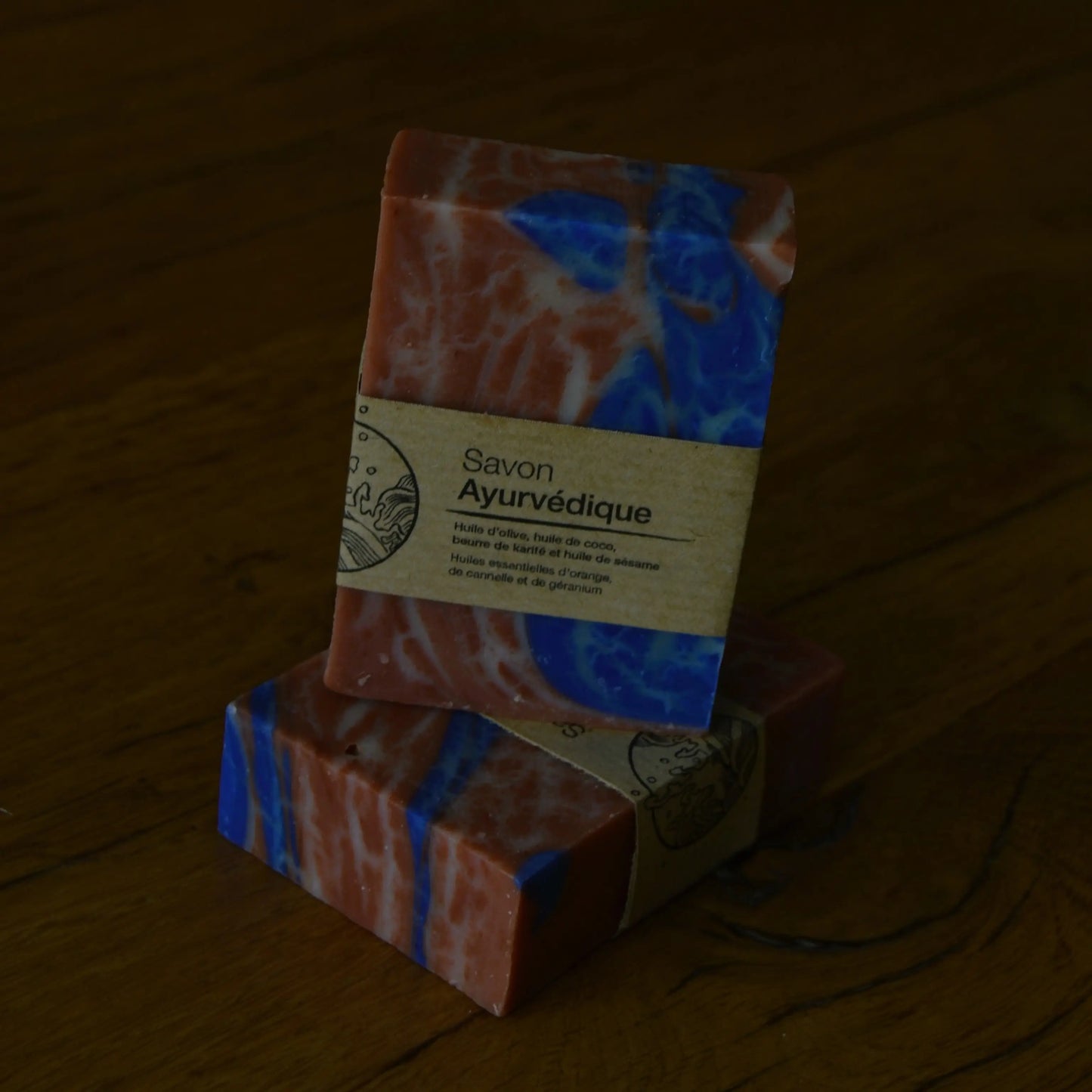 Image de savon ayurvédique orange, cannelle, géranium, beurre de karité et huile de sésame | Le sens des choses, boutique en ligne de produits artisanaux, naturels et écoresponsables, fabriqués en France ou en Europe : savons artisanaux, bougies parfumées, accessoires zéro déchet.