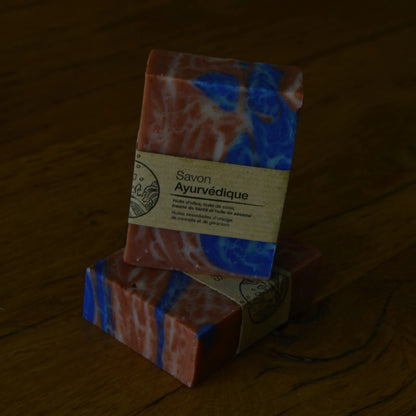 Image de savon ayurvédique orange, cannelle, géranium, beurre de karité et huile de sésame | Le sens des choses, boutique en ligne de produits artisanaux, naturels et écoresponsables, fabriqués en France ou en Europe : savons artisanaux, bougies parfumées, accessoires zéro déchet.