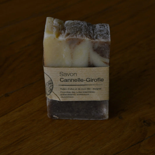 Image de savon à la cannelle et girofle | Le sens des choses, boutique en ligne de produits artisanaux, naturels et écoresponsables, fabriqués en France ou en Europe : savons artisanaux, bougies parfumées, accessoires zéro déchet.