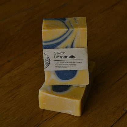 Image de savon à la citronnelle | Le sens des choses, boutique en ligne de produits artisanaux, naturels et écoresponsables, fabriqués en France ou en Europe : savons artisanaux, bougies parfumées, accessoires zéro déchet.
