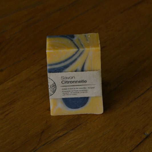 Image de savon à la citronnelle | Le sens des choses, boutique en ligne de produits artisanaux, naturels et écoresponsables, fabriqués en France ou en Europe : savons artisanaux, bougies parfumées, accessoires zéro déchet.