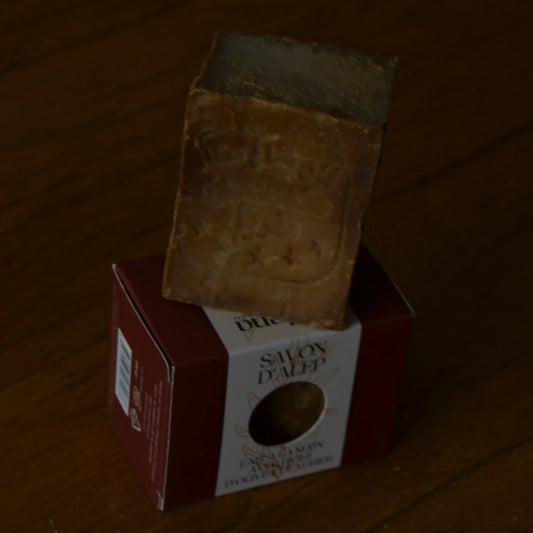 Image de savon d'Alep traditionnel, naturel et solidaire | Le sens des choses, boutique en ligne de produits artisanaux, naturels et écoresponsables, fabriqués en France ou en Europe : savons artisanaux, bougies parfumées, accessoires zéro déchet.