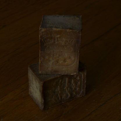 Image de Savon d'Alep traditionnel, naturel et solidaire | Le sens des choses – boutique artisanale de savons et bougies parfumées naturels fabriqués en France