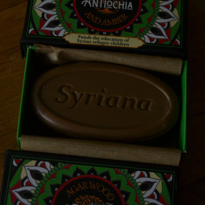 Image de Savon d'Alep parfumé à l’oud et à l’ambre — Antioche | Le sens des choses – boutique artisanale de savons et bougies parfumées naturels fabriqués en France