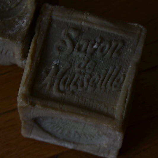 Image de savon de Marseille traditionnel 72 % d'huile d’olive | Le sens des choses, boutique en ligne de produits artisanaux, naturels et écoresponsables, fabriqués en France ou en Europe : savons artisanaux, bougies parfumées, accessoires zéro déchet.
