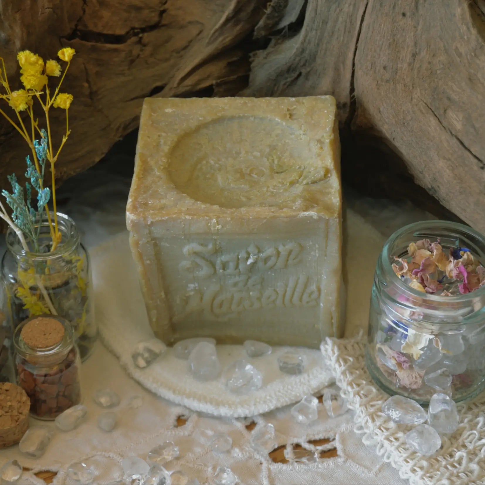 Savon de Marseille traditionnel — 72 % d’huile d’olive – Création artisanale | Le sens des choses – Boutique de bougies parfumées végétales, décorations et savons
