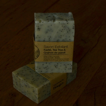 Image de barre exfoliante au tea tree et graines de pavot | Le sens des choses, boutique en ligne de produits artisanaux, naturels et écoresponsables, fabriqués en France ou en Europe : savons artisanaux, bougies parfumées, accessoires zéro déchet.
