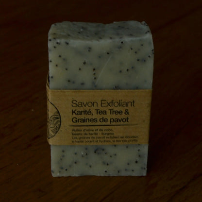 Image de barre exfoliante au tea tree et graines de pavot | Le sens des choses, boutique en ligne de produits artisanaux, naturels et écoresponsables, fabriqués en France ou en Europe : savons artisanaux, bougies parfumées, accessoires zéro déchet.