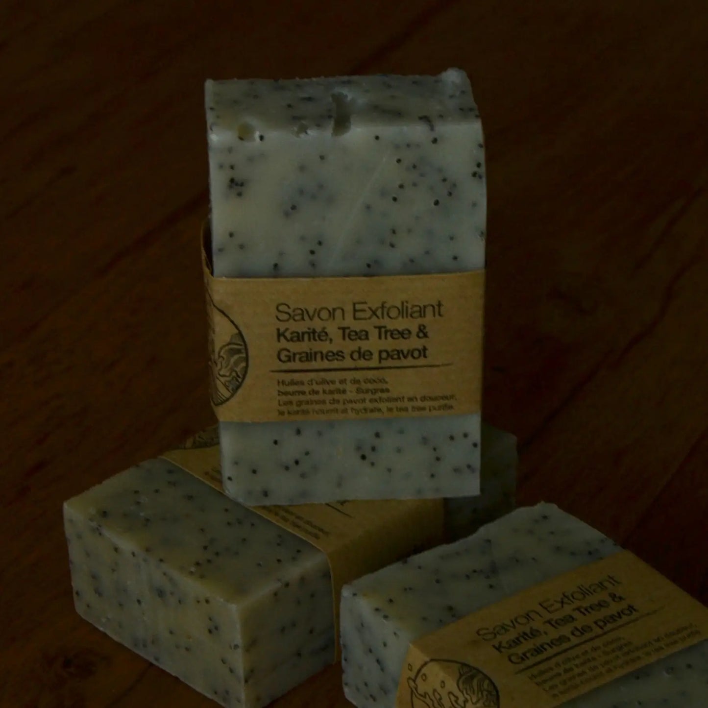 Image de barre exfoliante au tea tree et graines de pavot | Le sens des choses, boutique en ligne de produits artisanaux, naturels et écoresponsables, fabriqués en France ou en Europe : savons artisanaux, bougies parfumées, accessoires zéro déchet.