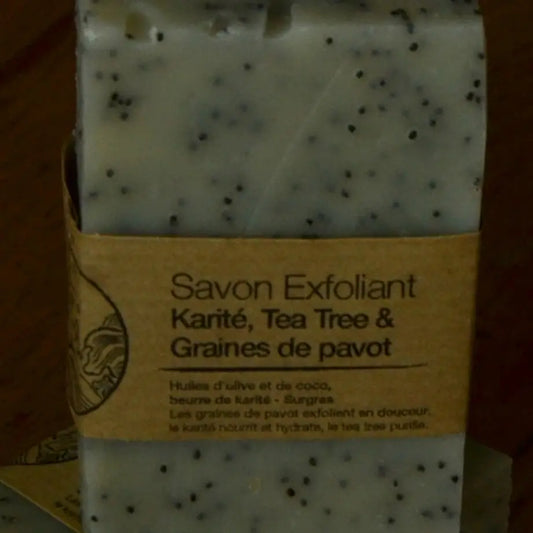 Image de barre exfoliante au tea tree et graines de pavot | Le sens des choses, boutique en ligne de produits artisanaux, naturels et écoresponsables, fabriqués en France ou en Europe : savons artisanaux, bougies parfumées, accessoires zéro déchet.