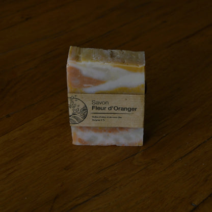 Image de savon à la fleur d’oranger (surgras 5 %) | Le sens des choses, boutique en ligne de produits artisanaux, naturels et écoresponsables, fabriqués en France ou en Europe : savons artisanaux, bougies parfumées, accessoires zéro déchet.