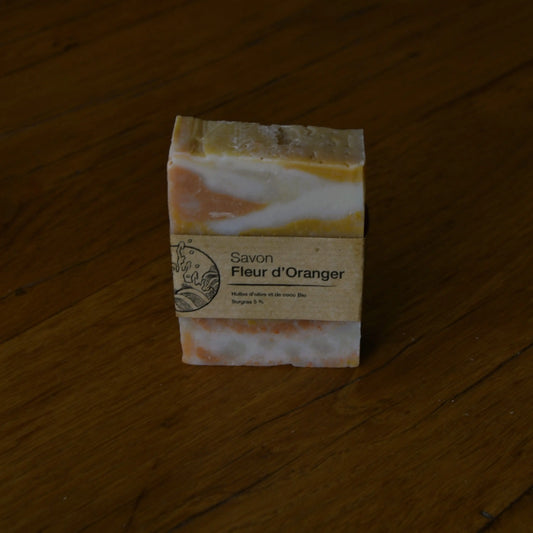 Image de savon à la fleur d’oranger (surgras 5 %) | Le sens des choses, boutique en ligne de produits artisanaux, naturels et écoresponsables, fabriqués en France ou en Europe : savons artisanaux, bougies parfumées, accessoires zéro déchet.