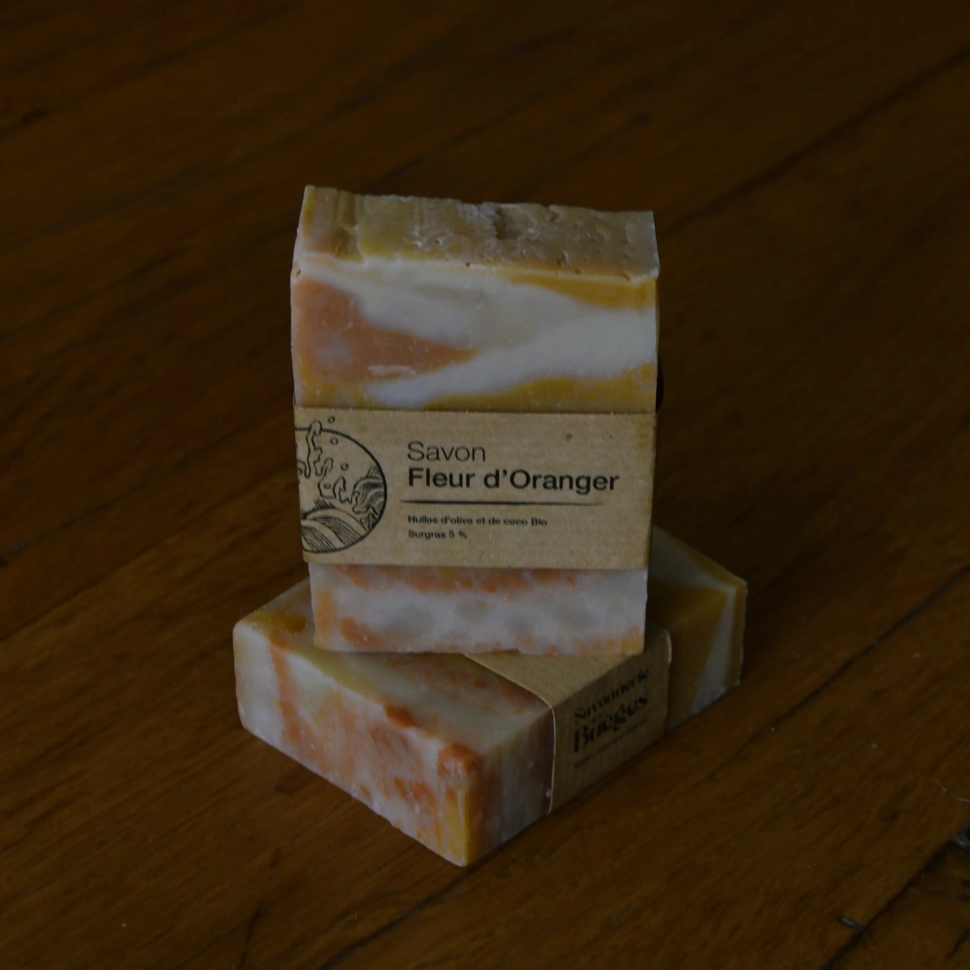 Image de savon à la fleur d’oranger (surgras 5 %) | Le sens des choses, boutique en ligne de produits artisanaux, naturels et écoresponsables, fabriqués en France ou en Europe : savons artisanaux, bougies parfumées, accessoires zéro déchet.