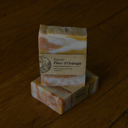 Image de savon à la fleur d’oranger (surgras 5 %) | Le sens des choses, boutique en ligne de produits artisanaux, naturels et écoresponsables, fabriqués en France ou en Europe : savons artisanaux, bougies parfumées, accessoires zéro déchet.
