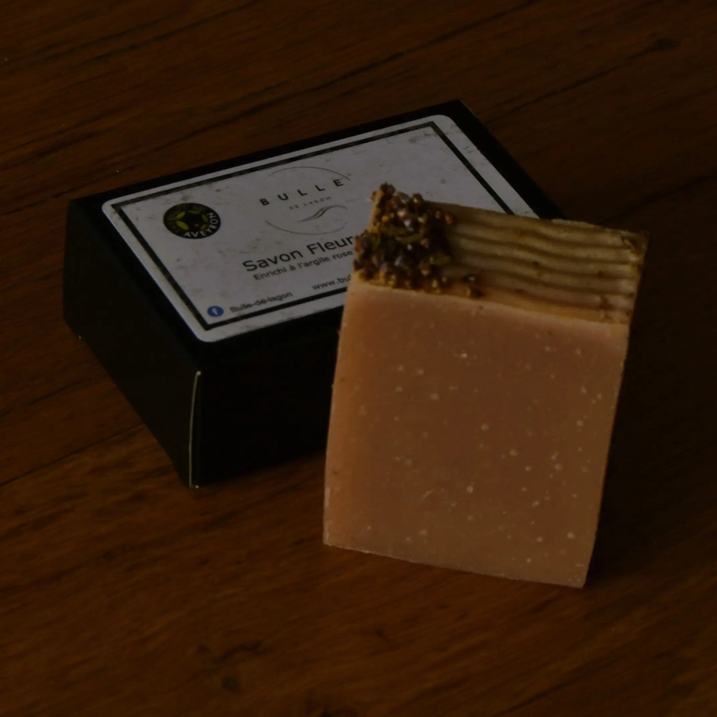 Image de savon à la fleur de Tiaré (surgras 8 %) | Le sens des choses, boutique en ligne de produits artisanaux, naturels et écoresponsables, fabriqués en France ou en Europe : savons artisanaux, bougies parfumées, accessoires zéro déchet.