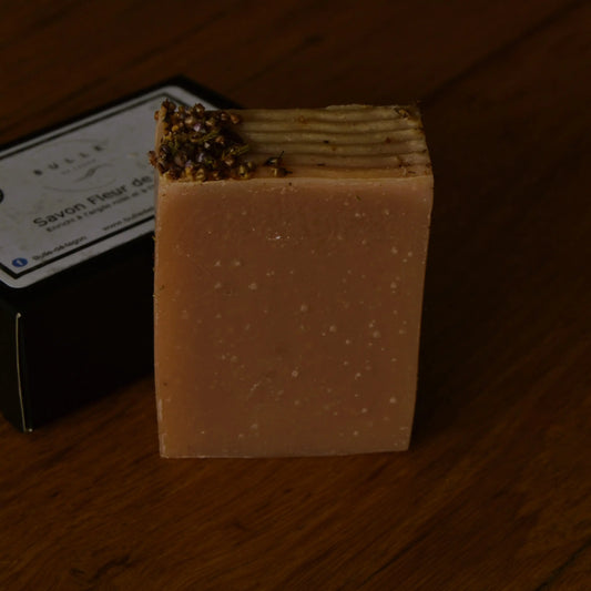 Image de savon à la fleur de Tiaré (surgras 8 %) | Le sens des choses, boutique en ligne de produits artisanaux, naturels et écoresponsables, fabriqués en France ou en Europe : savons artisanaux, bougies parfumées, accessoires zéro déchet.