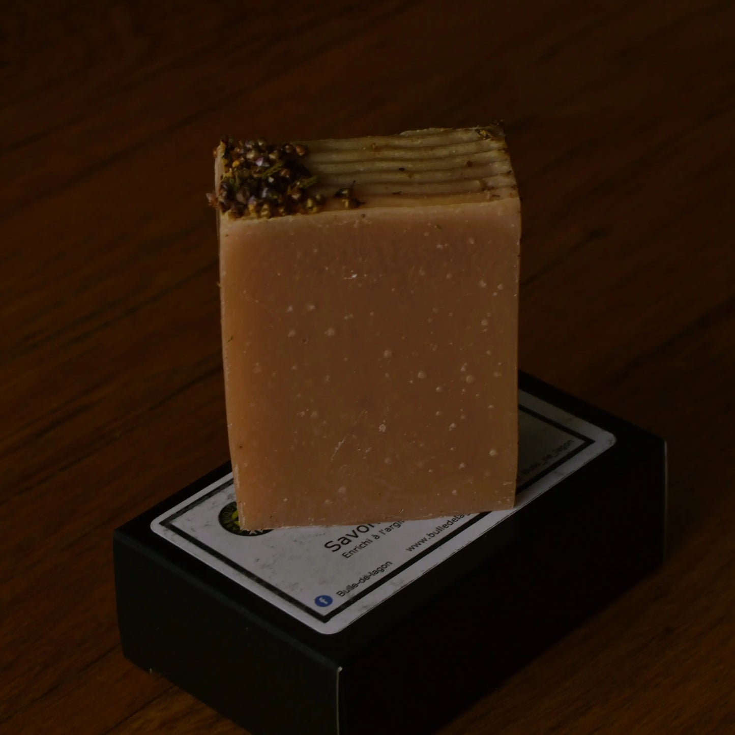 Image de savon à la fleur de Tiaré (surgras 8 %) | Le sens des choses, boutique en ligne de produits artisanaux, naturels et écoresponsables, fabriqués en France ou en Europe : savons artisanaux, bougies parfumées, accessoires zéro déchet.