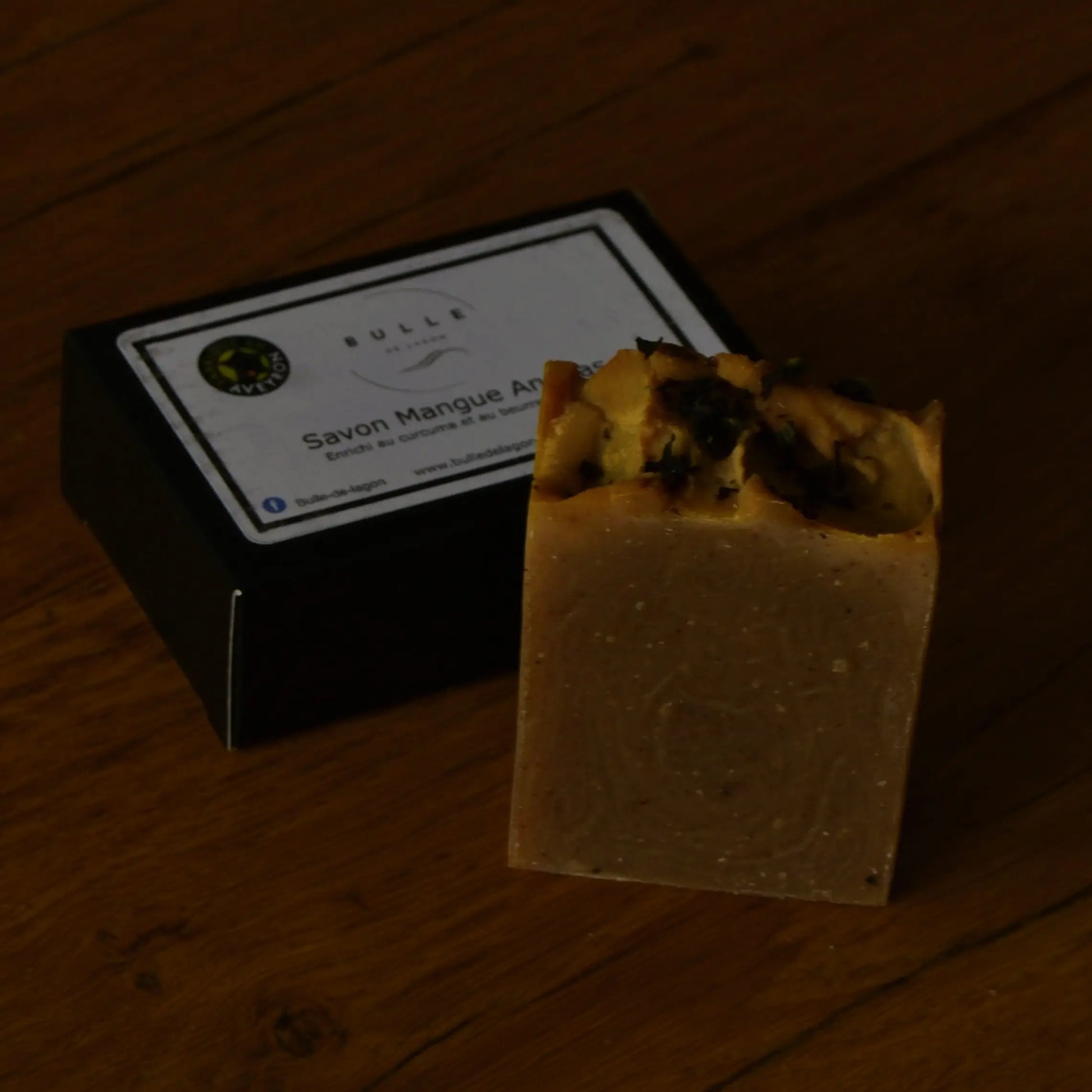 Image de savon à la mangue et ananas (surgras 8 %) | Le sens des choses, boutique en ligne de produits artisanaux, naturels et écoresponsables, fabriqués en France ou en Europe : savons artisanaux, bougies parfumées, accessoires zéro déchet.