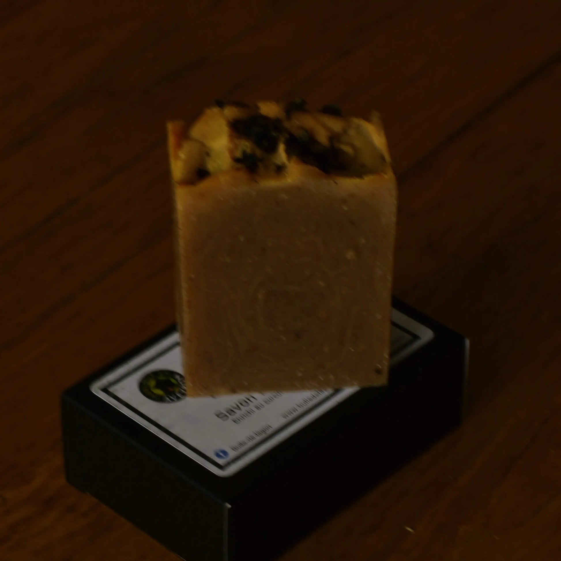Image de savon à la mangue et ananas (surgras 8 %) | Le sens des choses, boutique en ligne de produits artisanaux, naturels et écoresponsables, fabriqués en France ou en Europe : savons artisanaux, bougies parfumées, accessoires zéro déchet.
