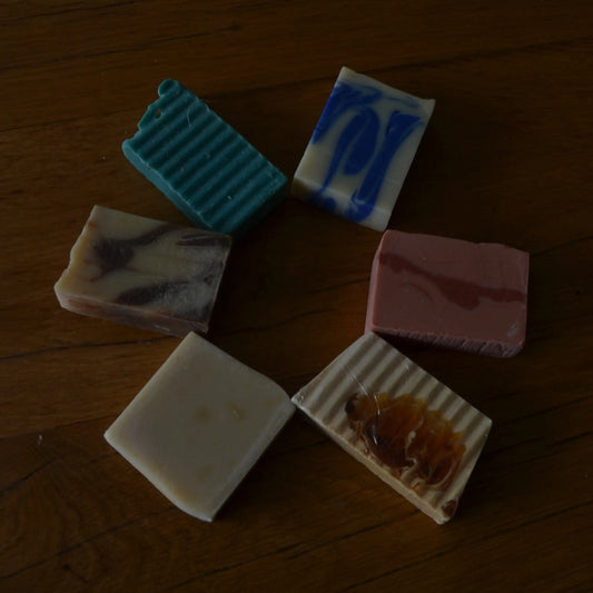 Image de savon mystère artisanal anti-gaspillage | Le sens des choses, boutique en ligne de produits artisanaux, naturels et écoresponsables, fabriqués en France ou en Europe : savons artisanaux, bougies parfumées, accessoires zéro déchet.