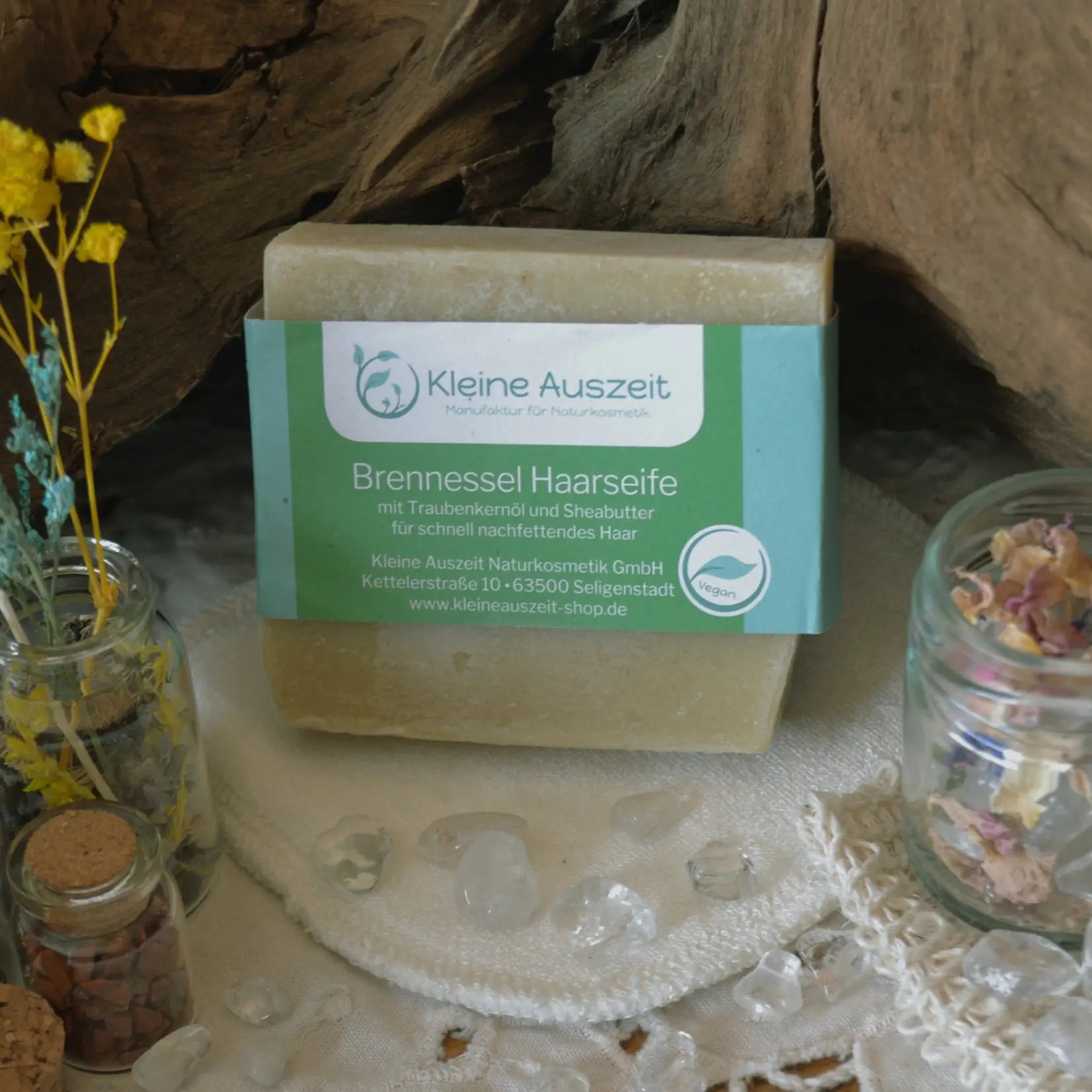 Shampooing solide à l'ortie — cheveux gras et sensibles – Création artisanale | Le sens des choses – Boutique de bougies parfumées végétales, décorations et savons