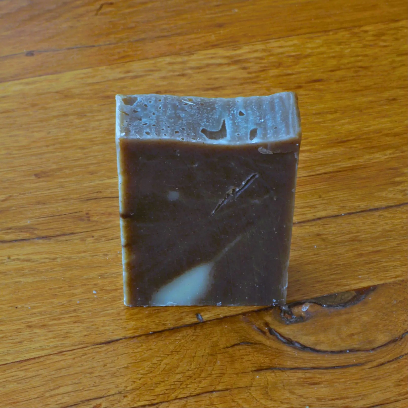 Image de Shampooing solide fortifiant à la sauge et au romarin | Le sens des choses – boutique artisanale éthique de bougies parfumées et savons naturels fabriqués en France