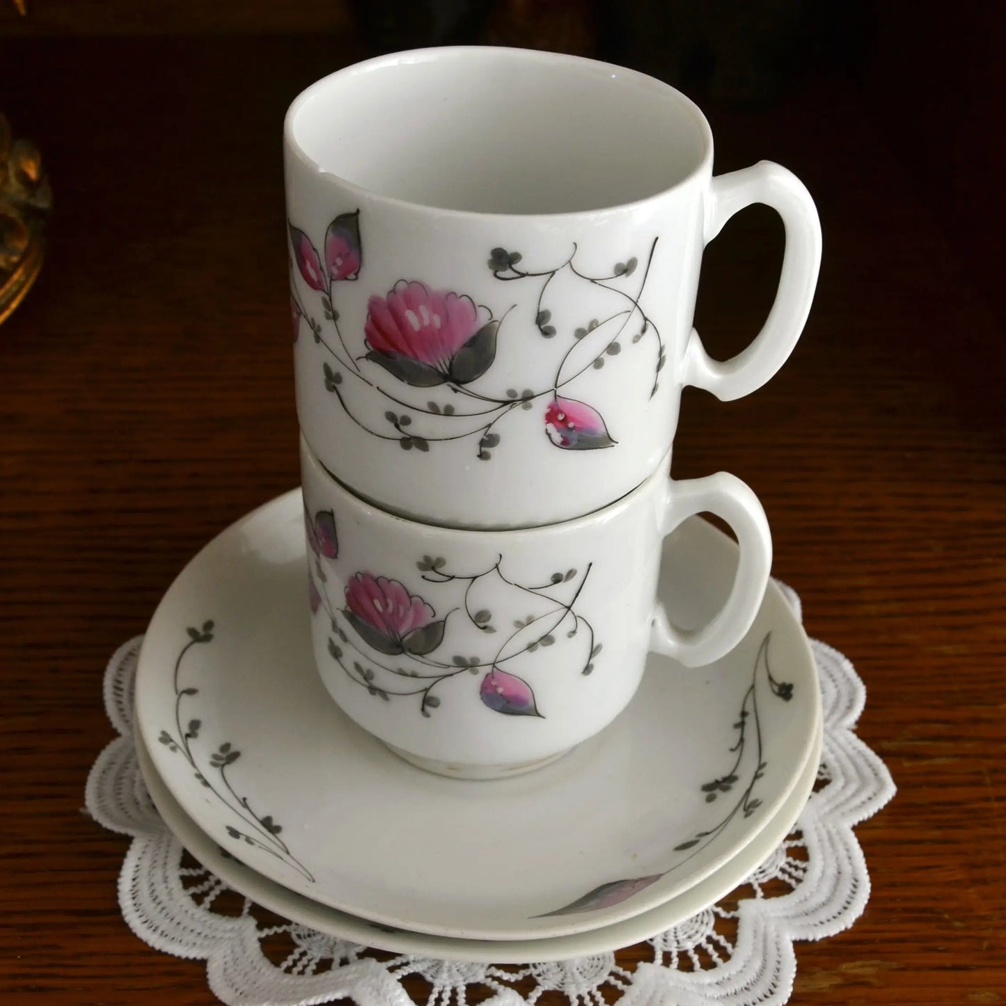 Image de bougie parfumée tasse chinée motif fleurs roses délicates | Le sens des choses, boutique en ligne de produits artisanaux, naturels et écoresponsables, fabriqués en France ou en Europe : savons artisanaux, bougies parfumées, accessoires zéro déchet.
