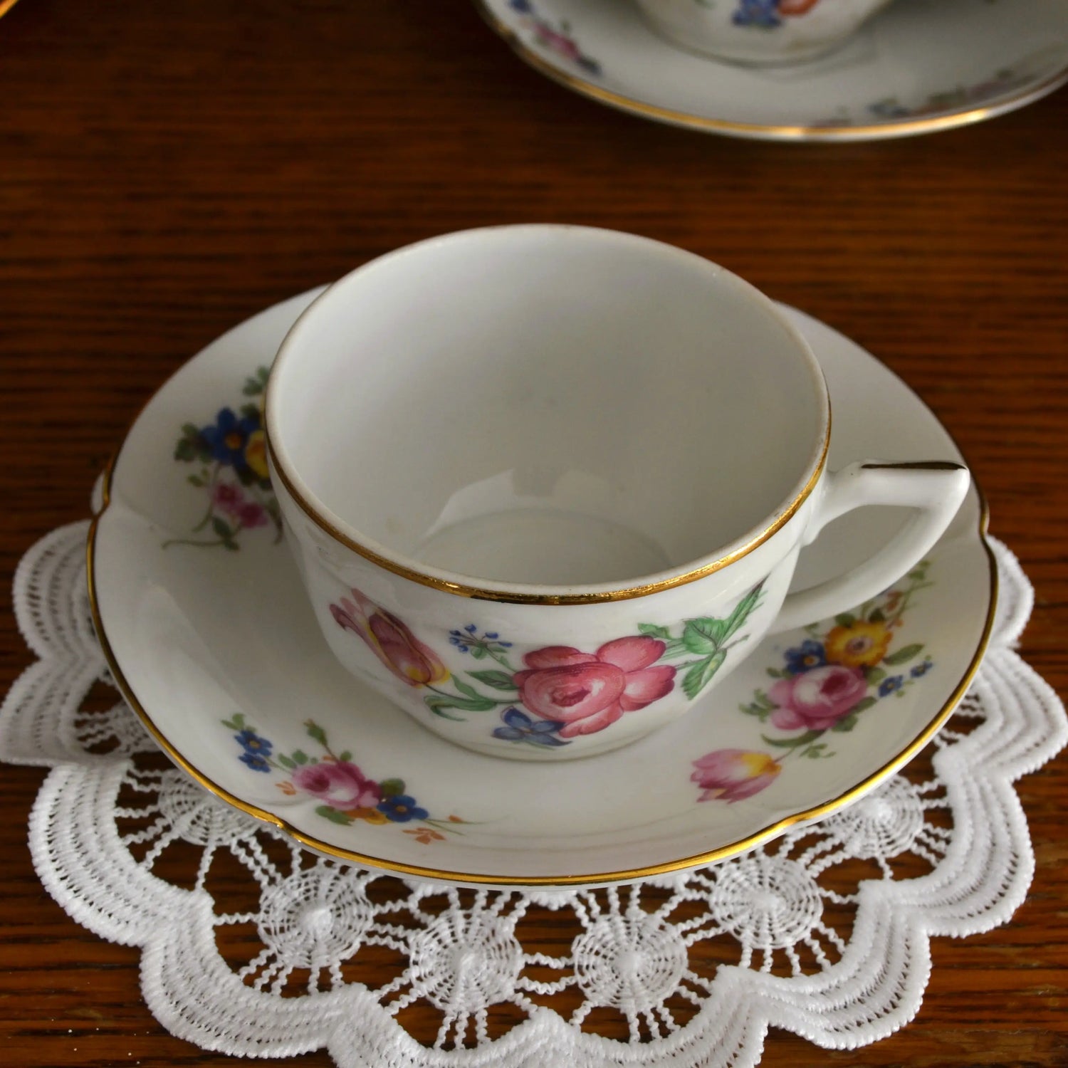 Image de Bougie décorative artisanale tasse de thé — motif romantique vintage — parfum au choix | Le sens des choses — boutique artisanale de savons et bougies parfumées naturels fabriqués en France