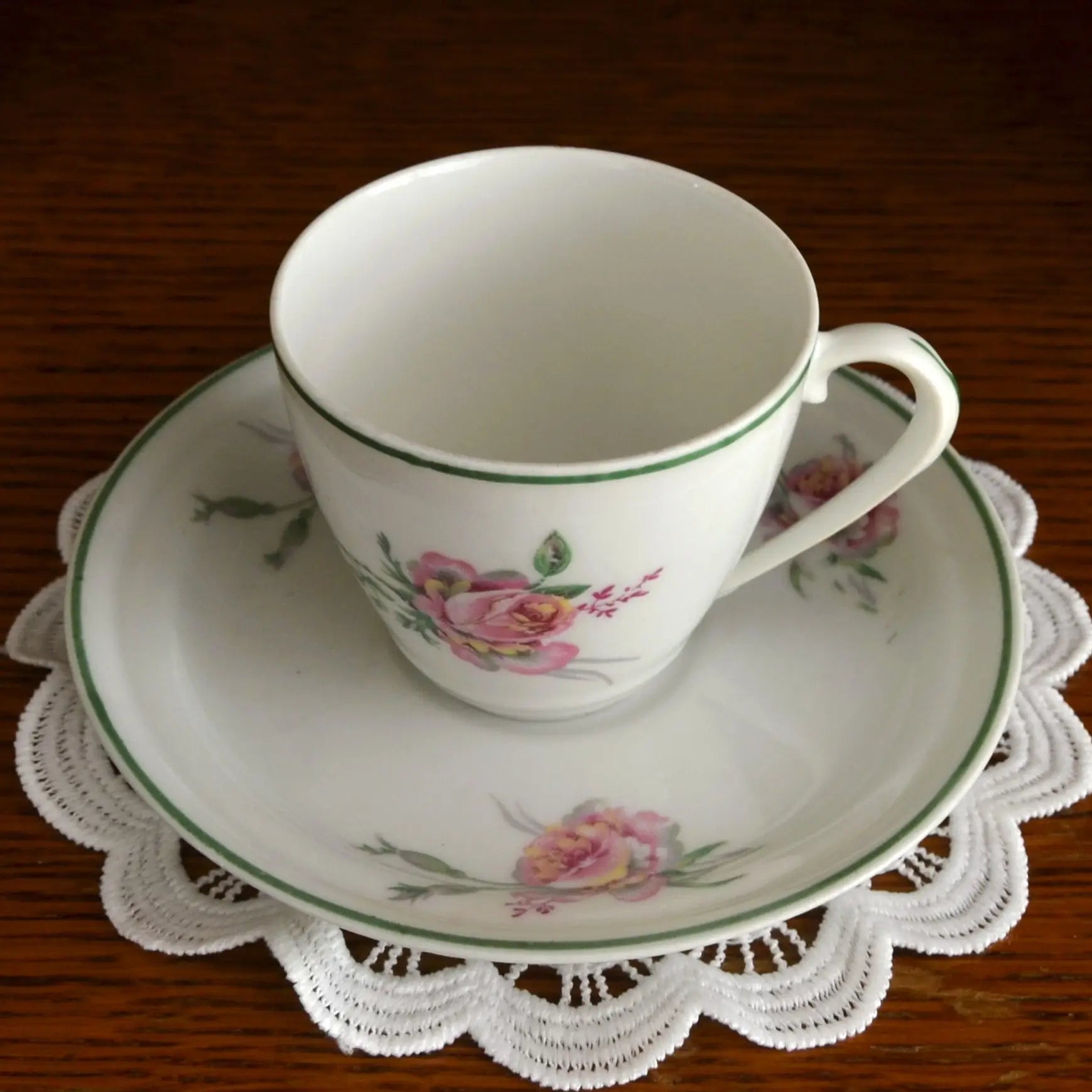 Image de bougie parfumée tasse chinée motif de fleurs et liseré vert | Le sens des choses, boutique en ligne de produits artisanaux, naturels et écoresponsables, fabriqués en France ou en Europe : savons artisanaux, bougies parfumées, accessoires zéro déchet.