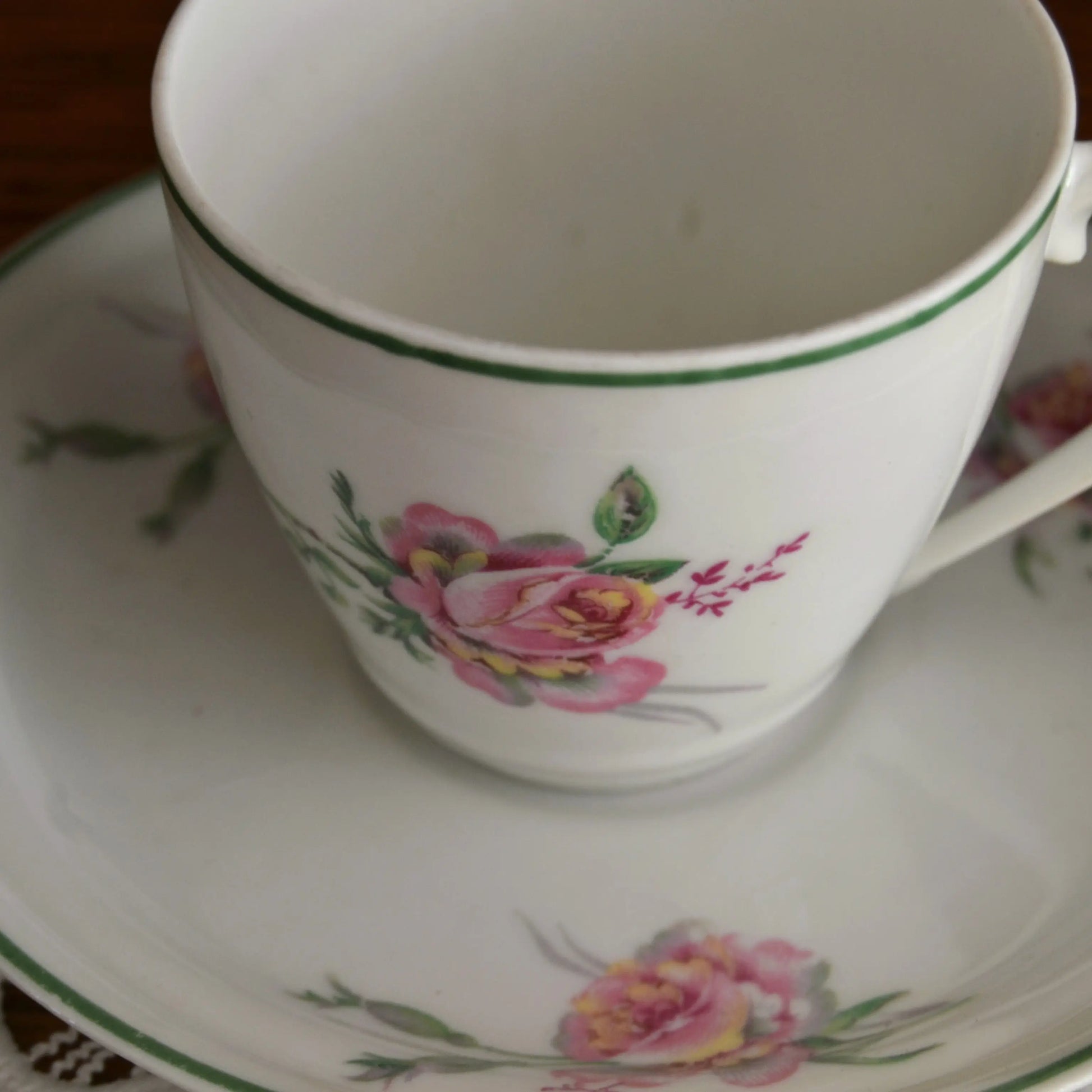 Image de bougie parfumée tasse chinée motif de fleurs et liseré vert | Le sens des choses, boutique en ligne de produits artisanaux, naturels et écoresponsables, fabriqués en France ou en Europe : savons artisanaux, bougies parfumées, accessoires zéro déchet.