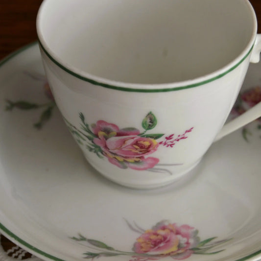 Image de bougie parfumée tasse chinée motif de fleurs et liseré vert | Le sens des choses, boutique en ligne de produits artisanaux, naturels et écoresponsables, fabriqués en France ou en Europe : savons artisanaux, bougies parfumées, accessoires zéro déchet.