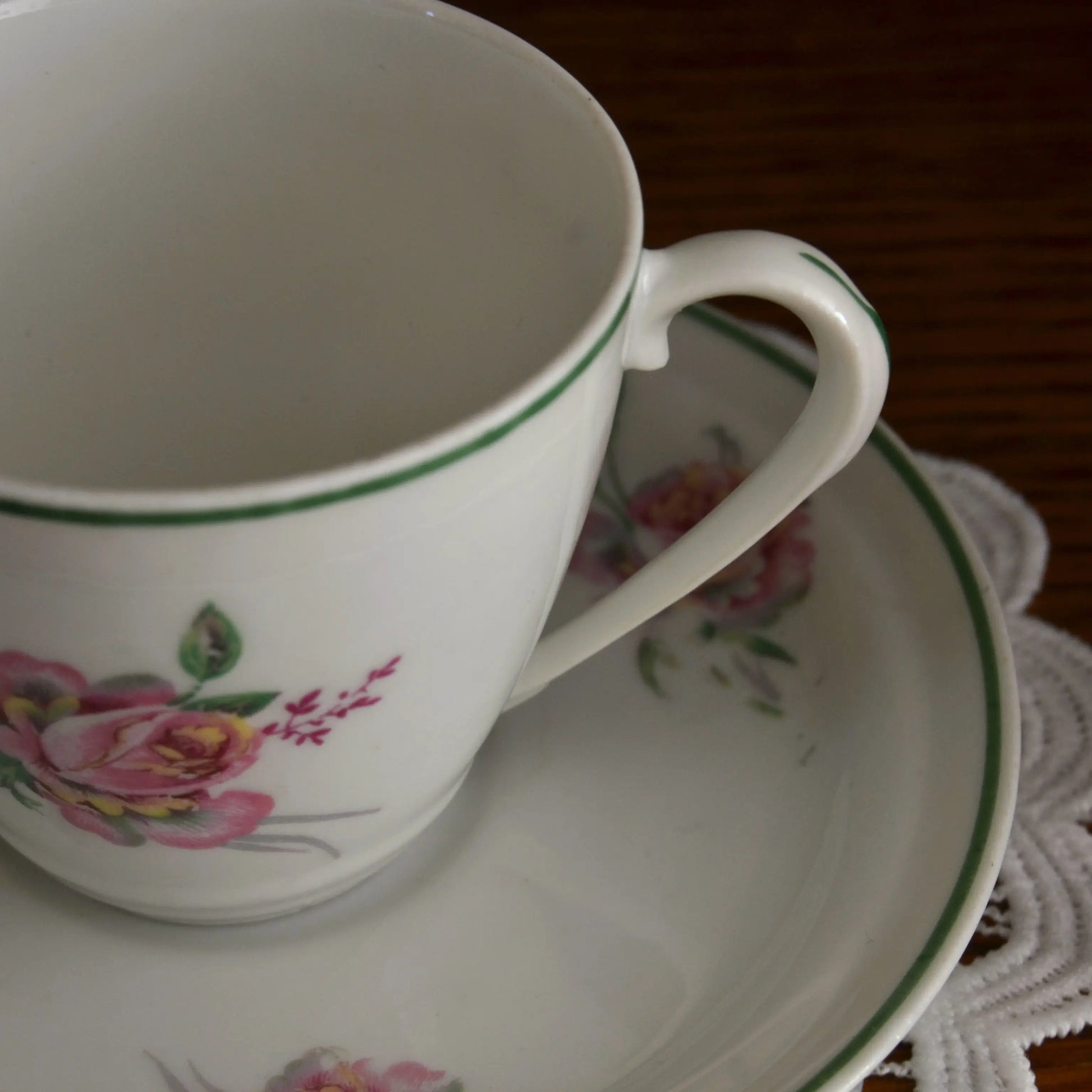 Image de bougie parfumée tasse chinée motif de fleurs et liseré vert | Le sens des choses, boutique en ligne de produits artisanaux, naturels et écoresponsables, fabriqués en France ou en Europe : savons artisanaux, bougies parfumées, accessoires zéro déchet.