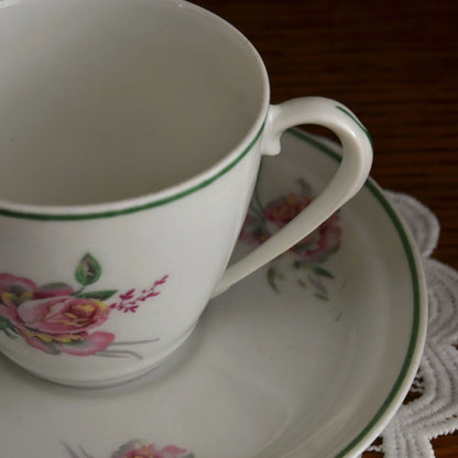 Image de bougie parfumée tasse chinée motif de fleurs et liseré vert | Le sens des choses, boutique en ligne de produits artisanaux, naturels et écoresponsables, fabriqués en France ou en Europe : savons artisanaux, bougies parfumées, accessoires zéro déchet.