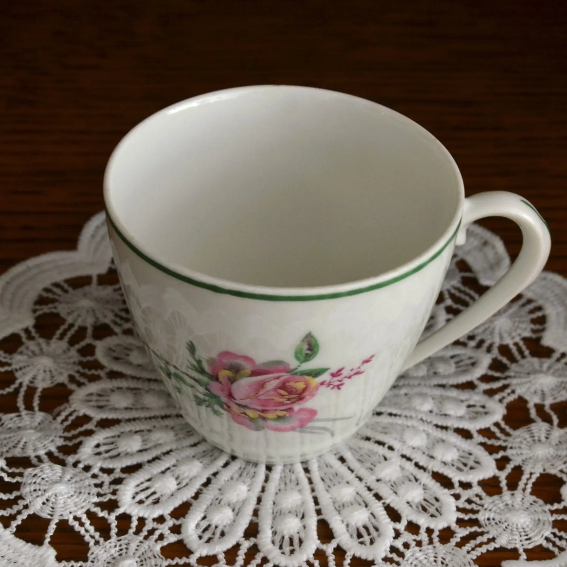 Image de bougie parfumée tasse chinée motif de fleurs et liseré vert | Le sens des choses, boutique en ligne de produits artisanaux, naturels et écoresponsables, fabriqués en France ou en Europe : savons artisanaux, bougies parfumées, accessoires zéro déchet.