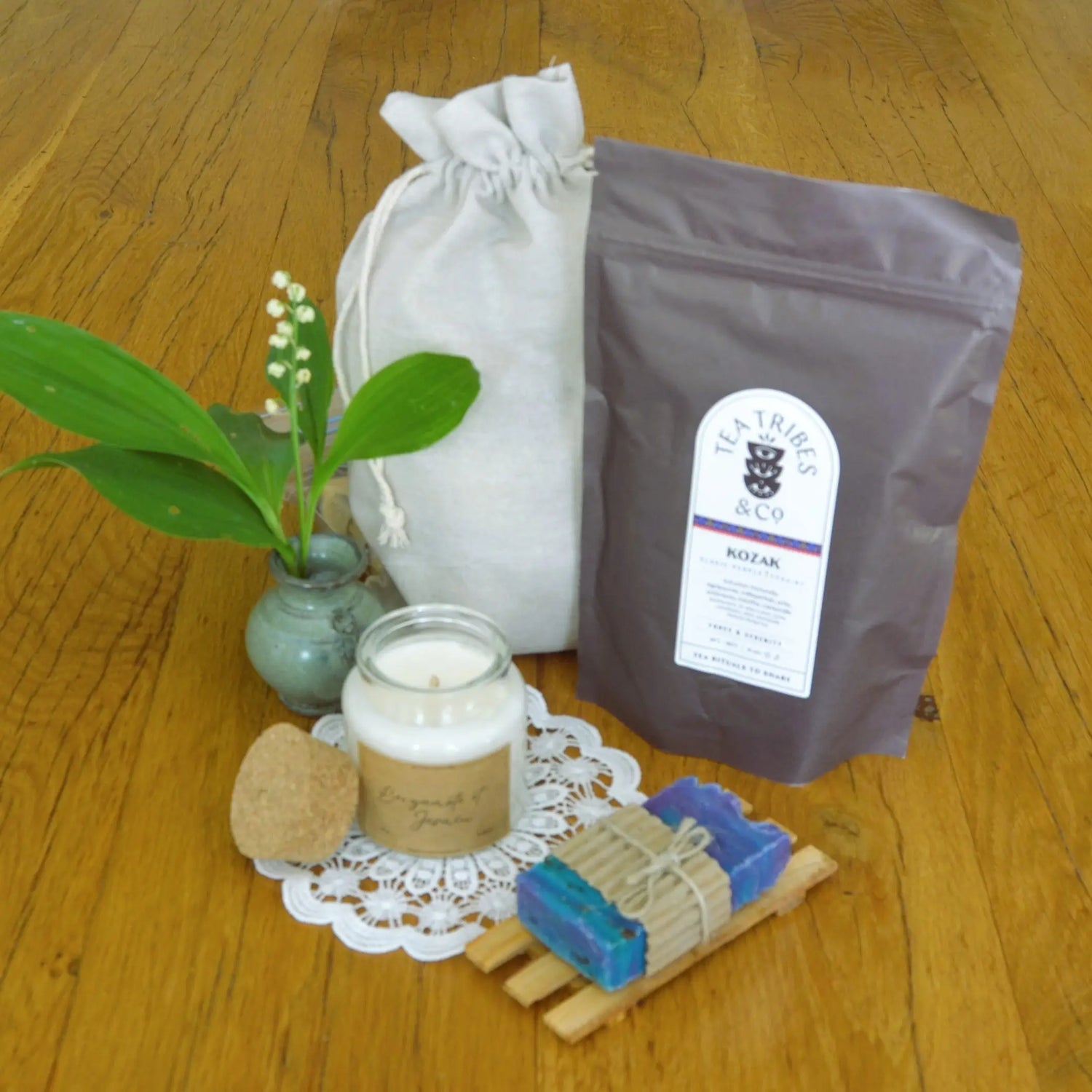 Image de coffret « tendre attention » — bougie, savon et infusion au choix | Le sens des choses, boutique en ligne de produits artisanaux, naturels et écoresponsables, fabriqués en France ou en Europe : savons artisanaux, bougies parfumées, accessoires zéro déchet.